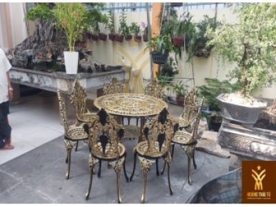 Bàn ghế sắt nghệ thuật ngoài trời độc đáo, lãng mạn